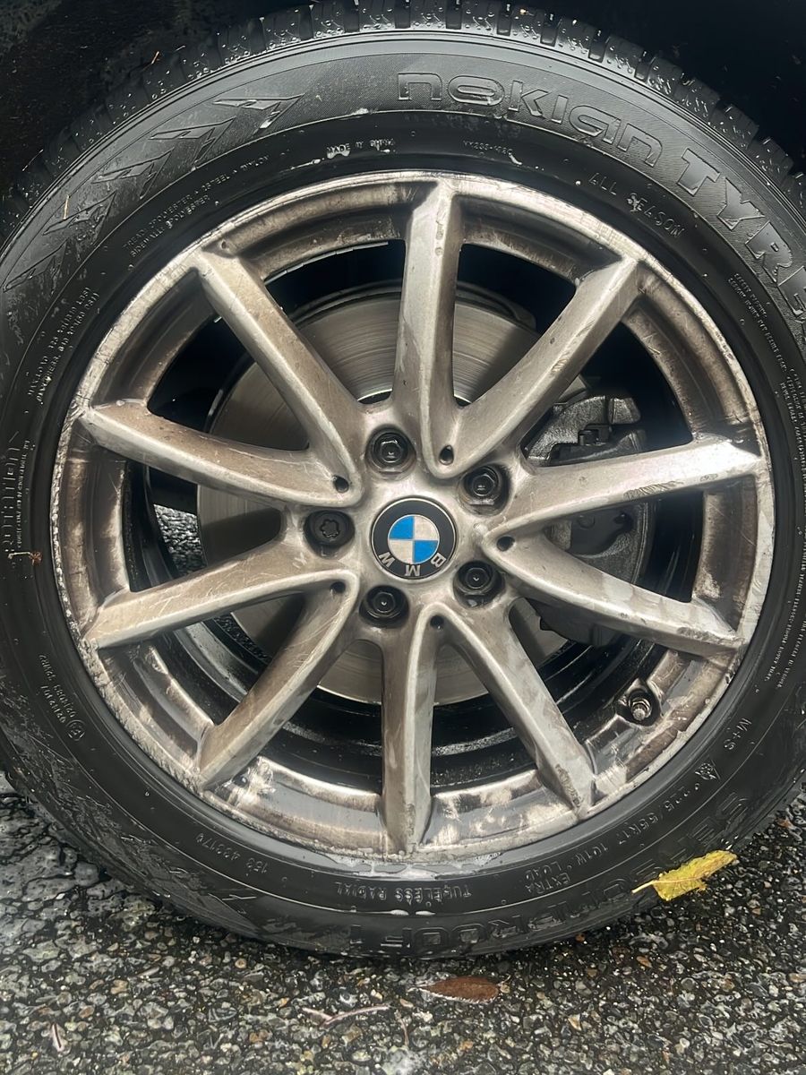 Avant : jante BMW encrassée