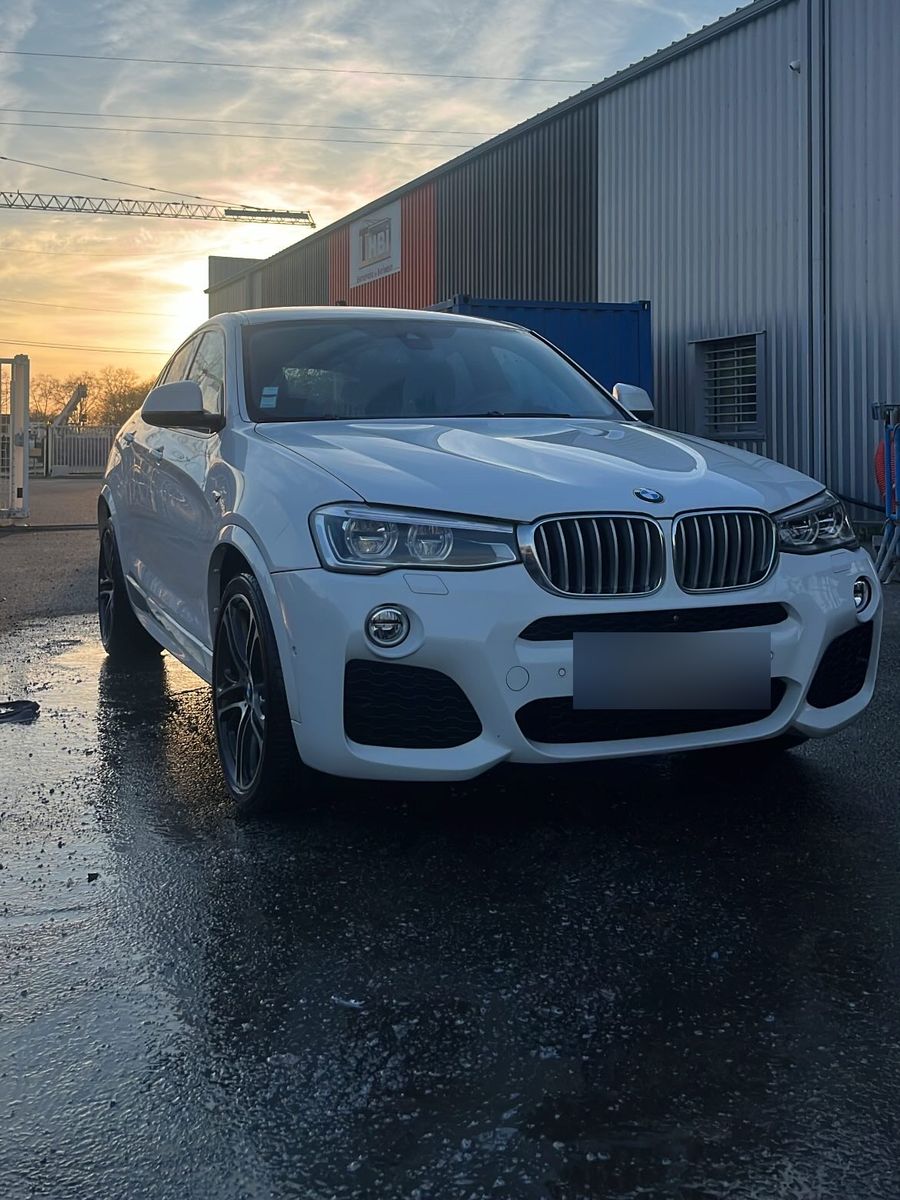 BMW X4 nettoyée, photographiée au coucher du soleil